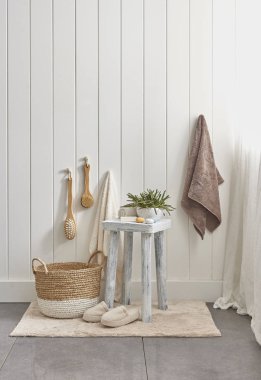 beyaz duvar ve modern tarzda banyo dolabı