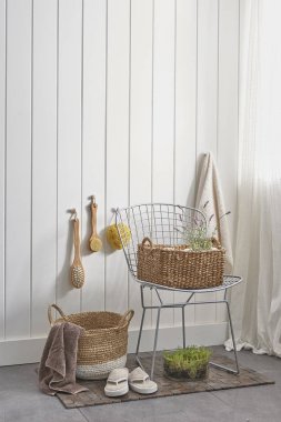 beyaz duvar ve modern tarzda banyo dolabı