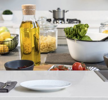 mutfak ve arka plan üzerinde salata yemek, yakın çekim