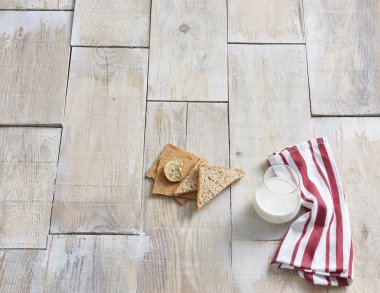 süt ile boş ahşap zemin ve ekmek