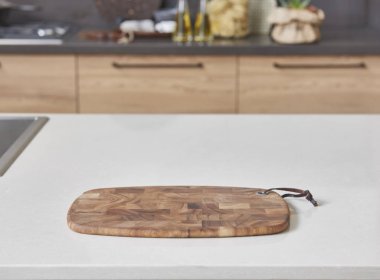 Modern mutfak yeni kavramı, arka planda yeni mobilya ve bulanık görünüm ile mutfak aksesuarları 