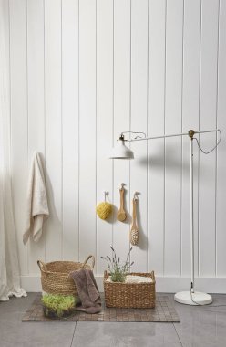 beyaz duvar ve modern tarzda banyo dolabı