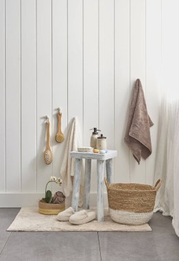 çağdaş doğal duvar dekorasyonu ve banyo havluları 