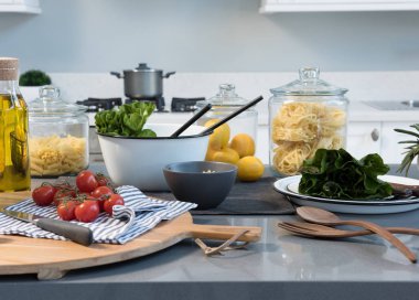 Modern mutfak aksesuarları ile arka plan beyaz masa, iç tasarım