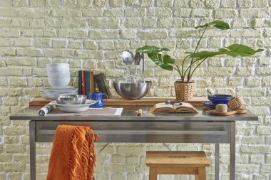 Masa biçiminde mutfak araçları.