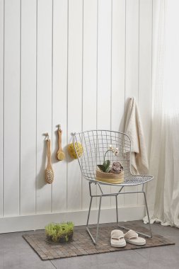 beyaz duvar ve modern tarzda banyo dolabı