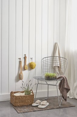 beyaz duvar ve modern tarzda banyo dolabı