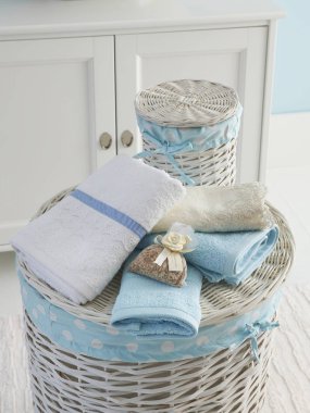 beyaz duvar ve modern tarzda banyo dolabı