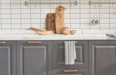 Mutfak ve doğrama panoları ile mutfak masası tarzı