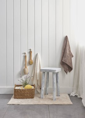 çağdaş doğal duvar dekorasyonu ve banyo havluları 