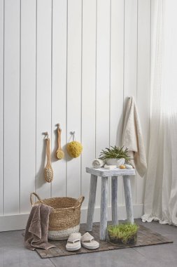 beyaz duvar ve modern tarzda banyo dolabı