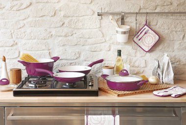 Modern mutfak aksesuarları ile arka plan beyaz masa, iç tasarım