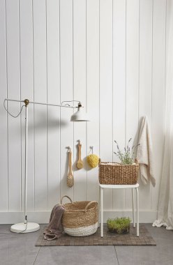 beyaz duvar ve modern tarzda banyo dolabı