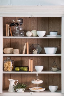 Modern mutfak yeni kavramı, arka planda yeni mobilya ve bulanık görünüm ile mutfak aksesuarları 