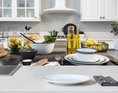 mutfak ve arka plan üzerinde salata yemek, yakın çekim