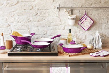 Modern mutfak aksesuarları ile arka plan beyaz masa, iç tasarım