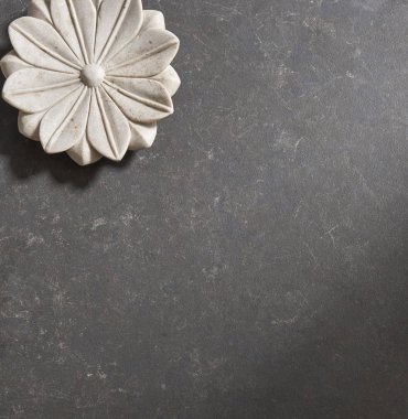taş çiçek figürü ile siyah taş doku