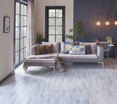 Modern oturma odası ve kanepeli gri duvar. 