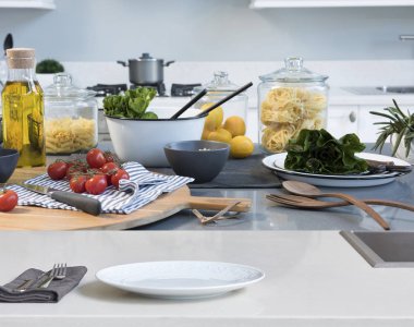 mutfak ve arka plan üzerinde salata yemek, yakın çekim