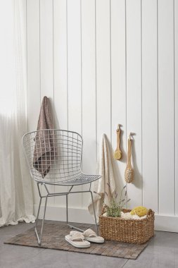 beyaz duvar ve modern tarzda banyo dolabı