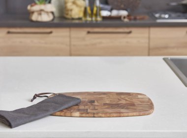 Modern mutfak yeni kavramı, arka planda yeni mobilya ve bulanık görünüm ile mutfak aksesuarları 