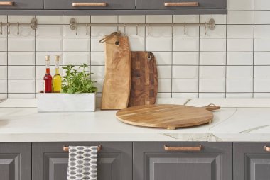 Mutfak ve doğrama panoları ile mutfak masası tarzı