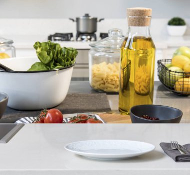 mutfak ve arka plan üzerinde salata yemek, yakın çekim