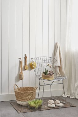 beyaz duvar ve modern tarzda banyo dolabı