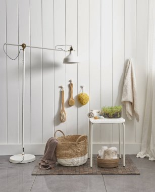 beyaz duvar ve modern tarzda banyo dolabı