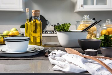 Modern mutfak aksesuarları ile arka plan beyaz masa, iç tasarım