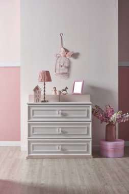 ev ve çocuk odası için modern pembe beyaz duvar ve dekoratif iç tasarım, yatak odası için tasarımlar