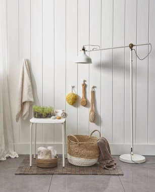 beyaz duvar ve modern tarzda banyo dolabı