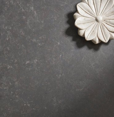 taş çiçek figürü ile siyah taş doku