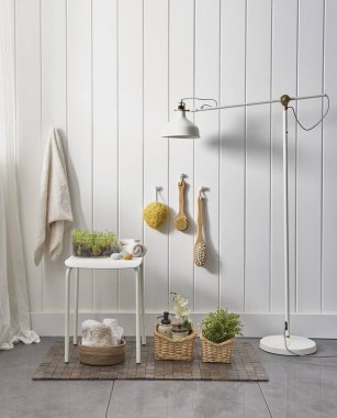 beyaz duvar ve modern tarzda banyo dolabı