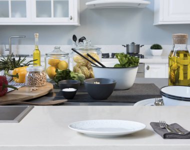 mutfak ve arka plan üzerinde salata yemek, yakın çekim