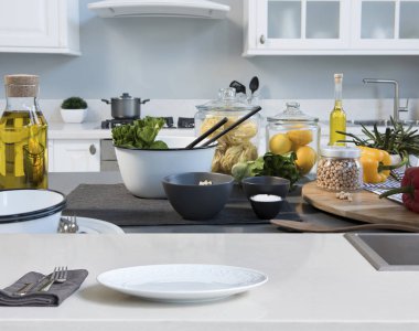 mutfak ve arka plan üzerinde salata yemek, yakın çekim