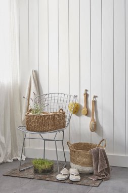 beyaz duvar ve modern tarzda banyo dolabı