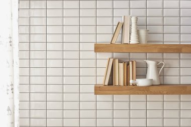 beyaz mermer tezgah, pirinç donanım modern mutfak 