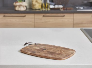 Modern mutfak yeni kavramı, arka planda yeni mobilya ve bulanık görünüm ile mutfak aksesuarları 