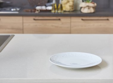 Modern mutfak yeni kavramı, arka planda yeni mobilya ve bulanık görünüm ile mutfak aksesuarları 