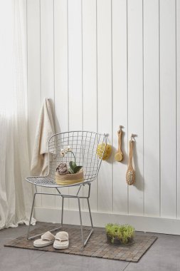 beyaz duvar ve modern tarzda banyo dolabı