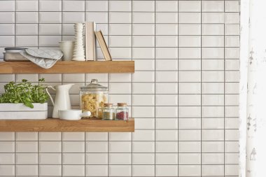 beyaz mermer tezgah, pirinç donanım modern mutfak 