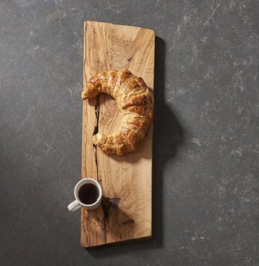 siyah arka plan, kahve fincanı ve kruvasan ile kesme tahtası 