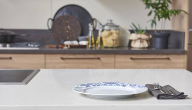 Modern mutfak yeni kavramı, arka planda yeni mobilya ve bulanık görünüm ile mutfak aksesuarları 