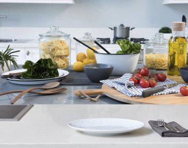 mutfak ve arka plan üzerinde salata yemek, yakın çekim