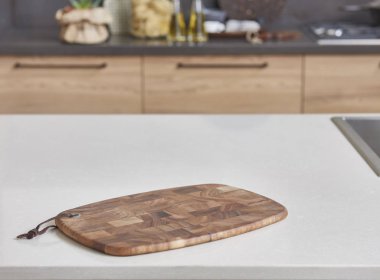 Modern mutfak yeni kavramı, arka planda yeni mobilya ve bulanık görünüm ile mutfak aksesuarları 