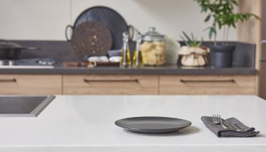 Modern mutfak yeni kavramı, arka planda yeni mobilya ve bulanık görünüm ile mutfak aksesuarları 