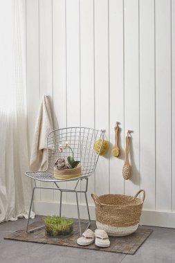 beyaz duvar ve modern tarzda banyo dolabı