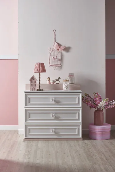 现代粉红白色墙壁和装饰室内设计为家居和儿童房 设计为卧室 — 图库照片