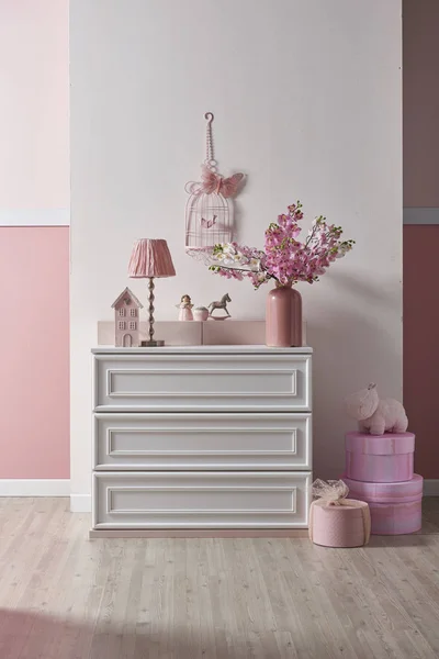 现代粉红白色墙壁和装饰室内设计为家居和儿童房 设计为卧室 — 图库照片